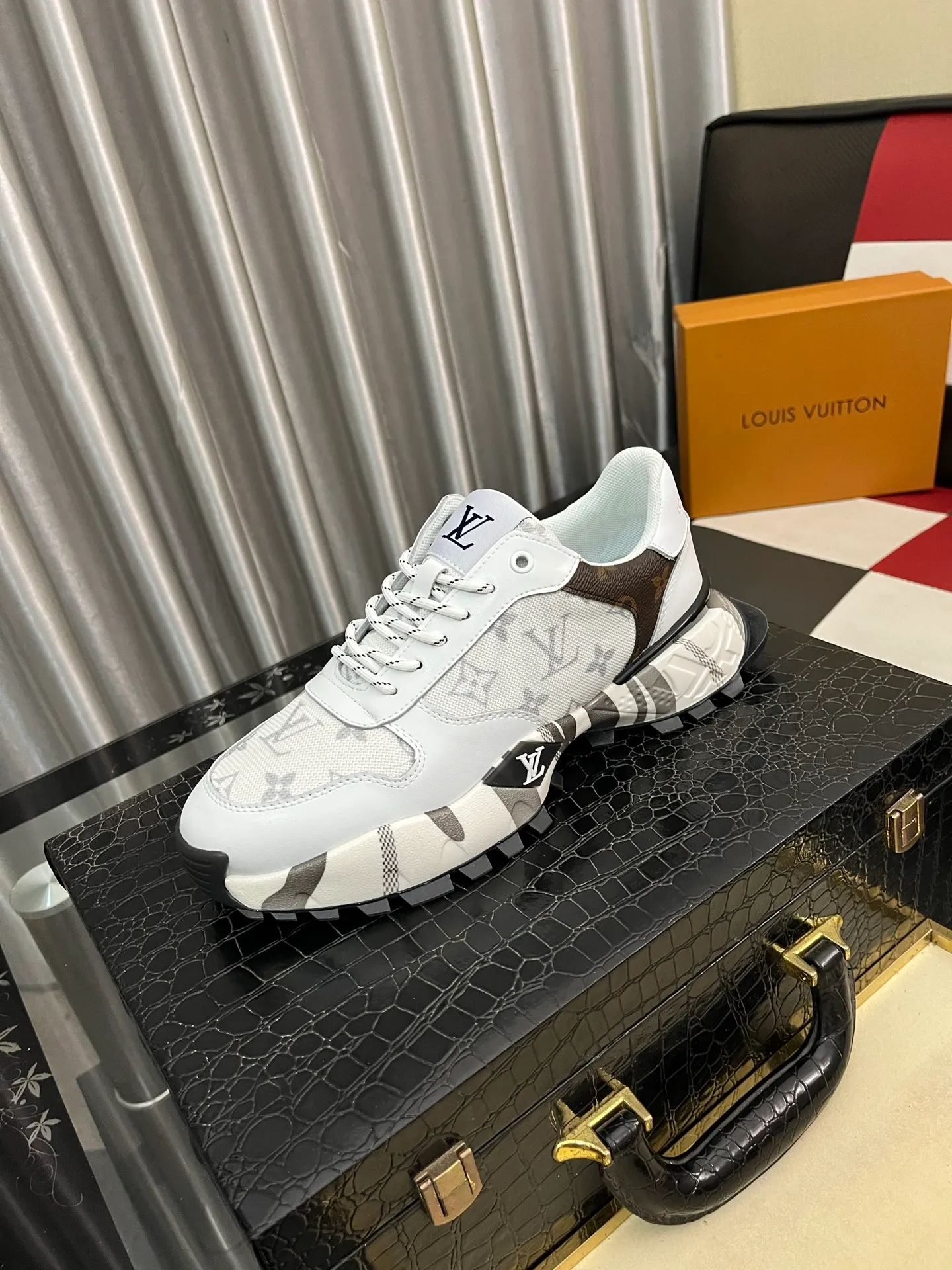 Men's shoes 💰458⌚️⌚️《Louis vuitton/LV Louis Vuitton》original quality.~ Unique modern style sneakers. 🏃A must-have casual shoe for trendy men😍😍 Original brand imported from Italy, imported original leather, cowhide lining (refuses to discolor and grind feet) Sole: Original sole provided by the original factory, French lazy style design ⚠️Fit to the feet Original quality code number: 38-442️⃣Colors available